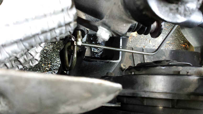 ford escort clutch master cylinder removal - hydrolic line