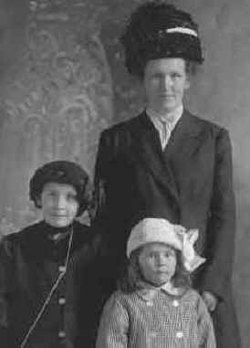 O'Rouark women Allegra, Elain, and Ellen (Nellie).