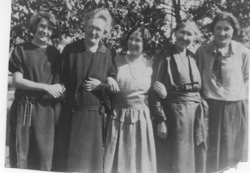 Five ladies. Allegra O'Rouark is on the extreme right. Elaine O'Rouark is on the extreme left and Ellen O'Rouark is next to her.